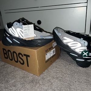 Yeezy boost MNVN 700 metallic